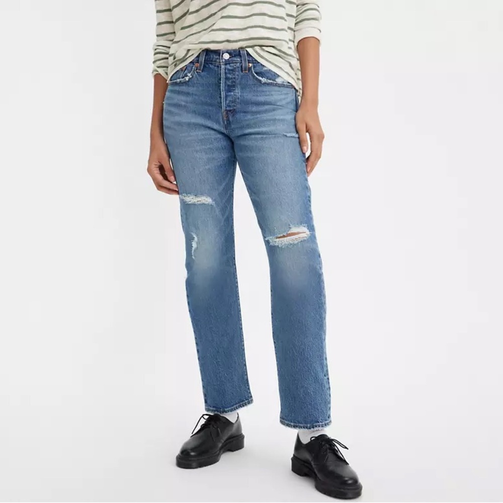 *FREE WITH BUNDLE* Levi’s Wedgie Straight Fit Jean in Medium Wash Size 25